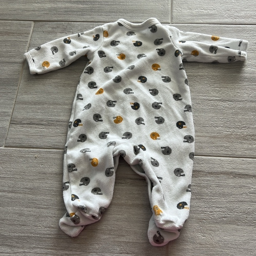 Carter’s Newborn 0M white pajamas babies football & puppies snap closure - Picture 7 of 10